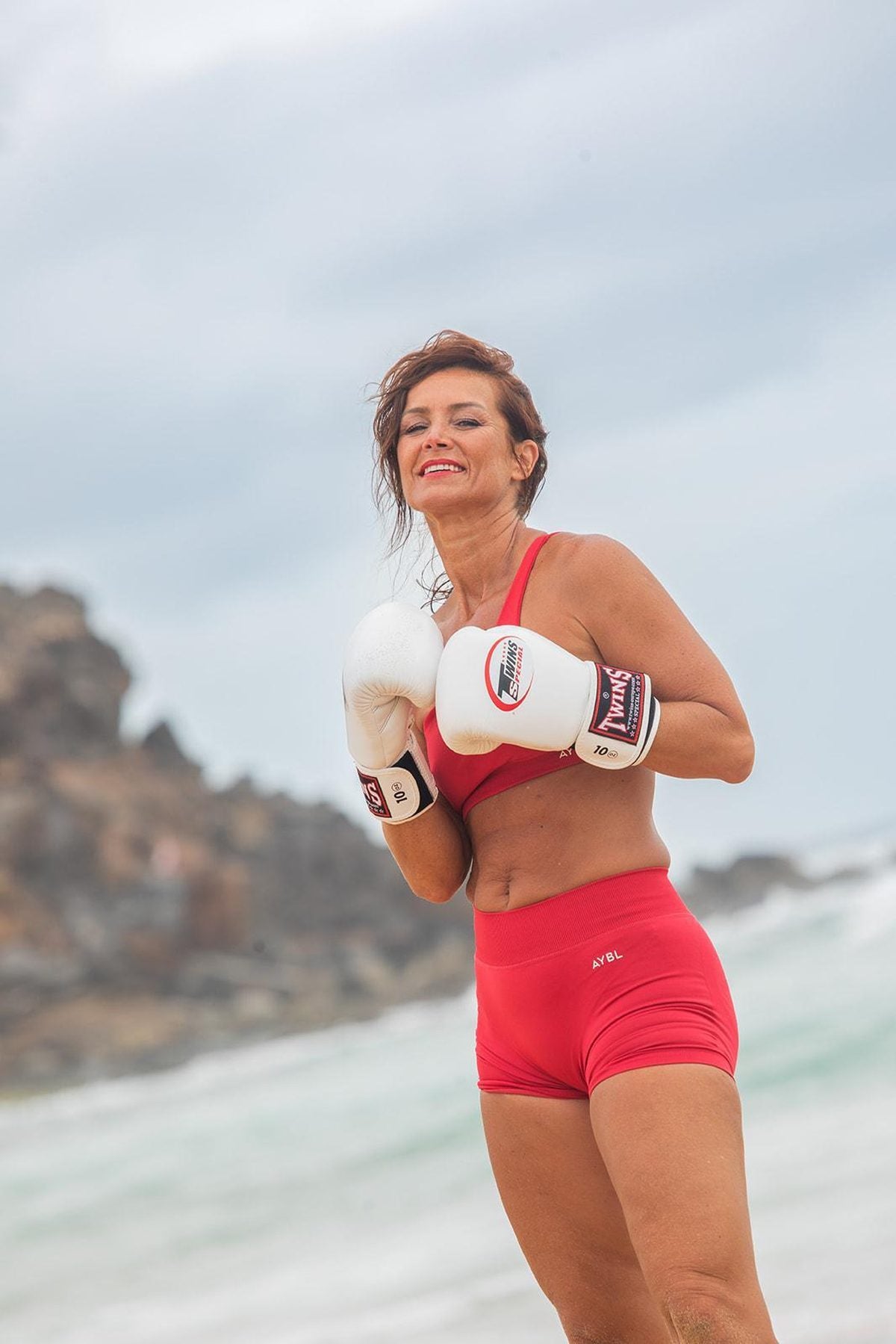 Zuzana Graf mit Boxhandschuhen am Strand